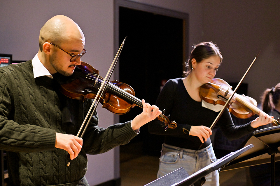 Two violinists play historical instruments