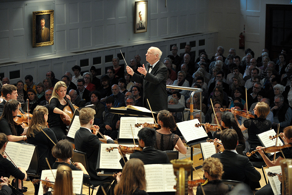 Bernard Haitink conducting an orchestra in the RCM's Amaryllis Fleming Concert Hall